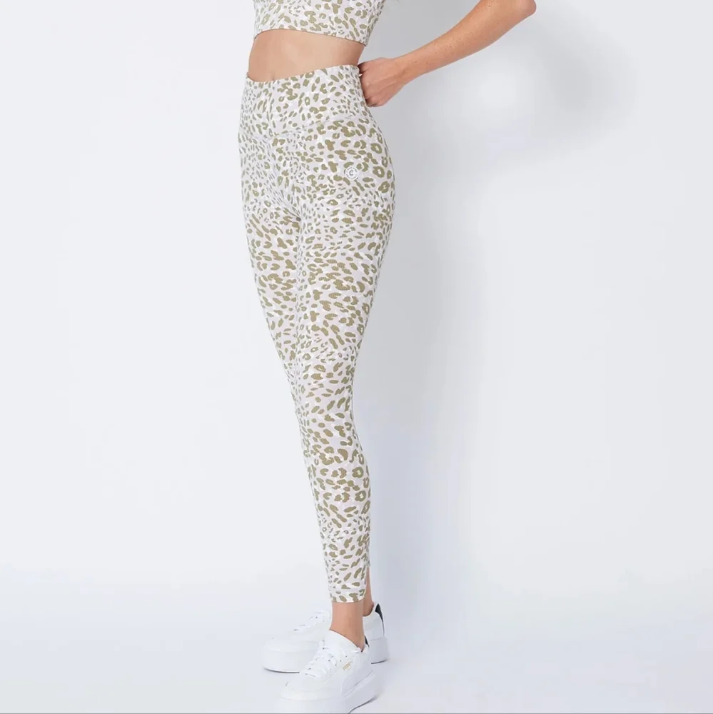 Cream Yoga Sand Cheetah Ribbed Leggings - Picture 2 of 6